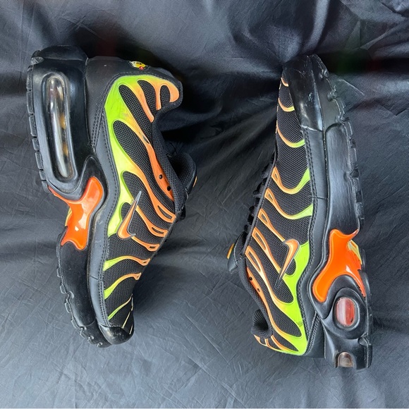 NIKE AIR MAX PLUS BLACK VOLT TOTAL ORANGE 2018 SZ 7Y 655020-084 - Picture 2 of 6